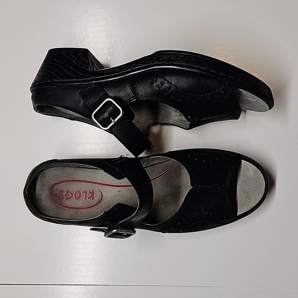 Klogs black strappy sandals Slip resistant non marking